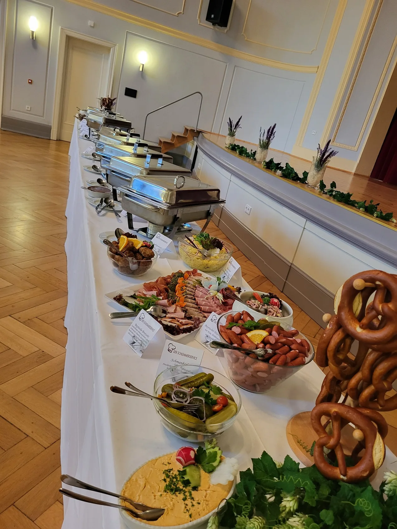 Umfangreiche Buffetstrecke für eine größere Veranstaltung
