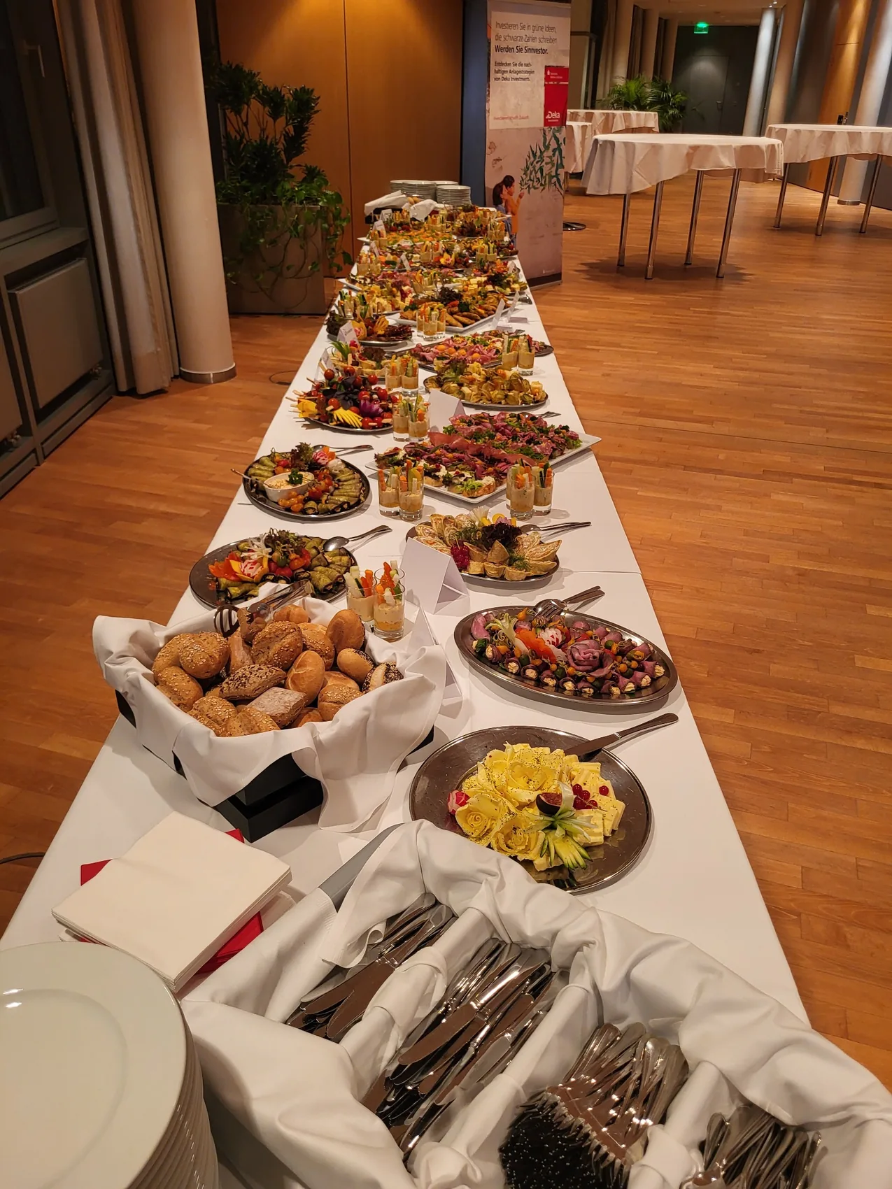 Großes Cateringbuffet mit zahlreichen frisch angerichteten Speisen