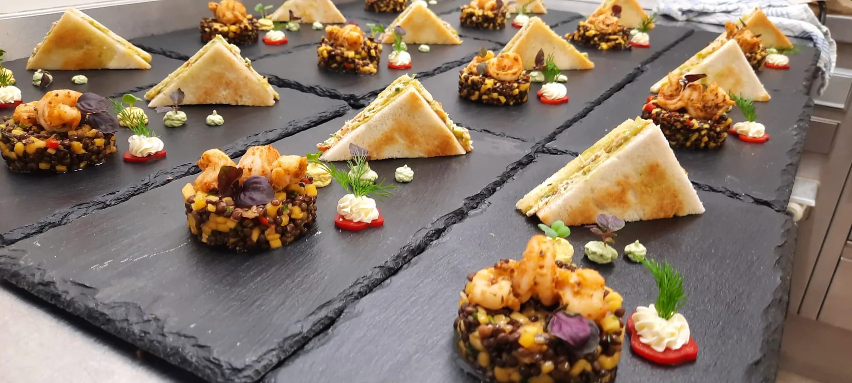 Kleine Canapés und raffinierte Fingerfood-Häppchen auf Schieferplatten