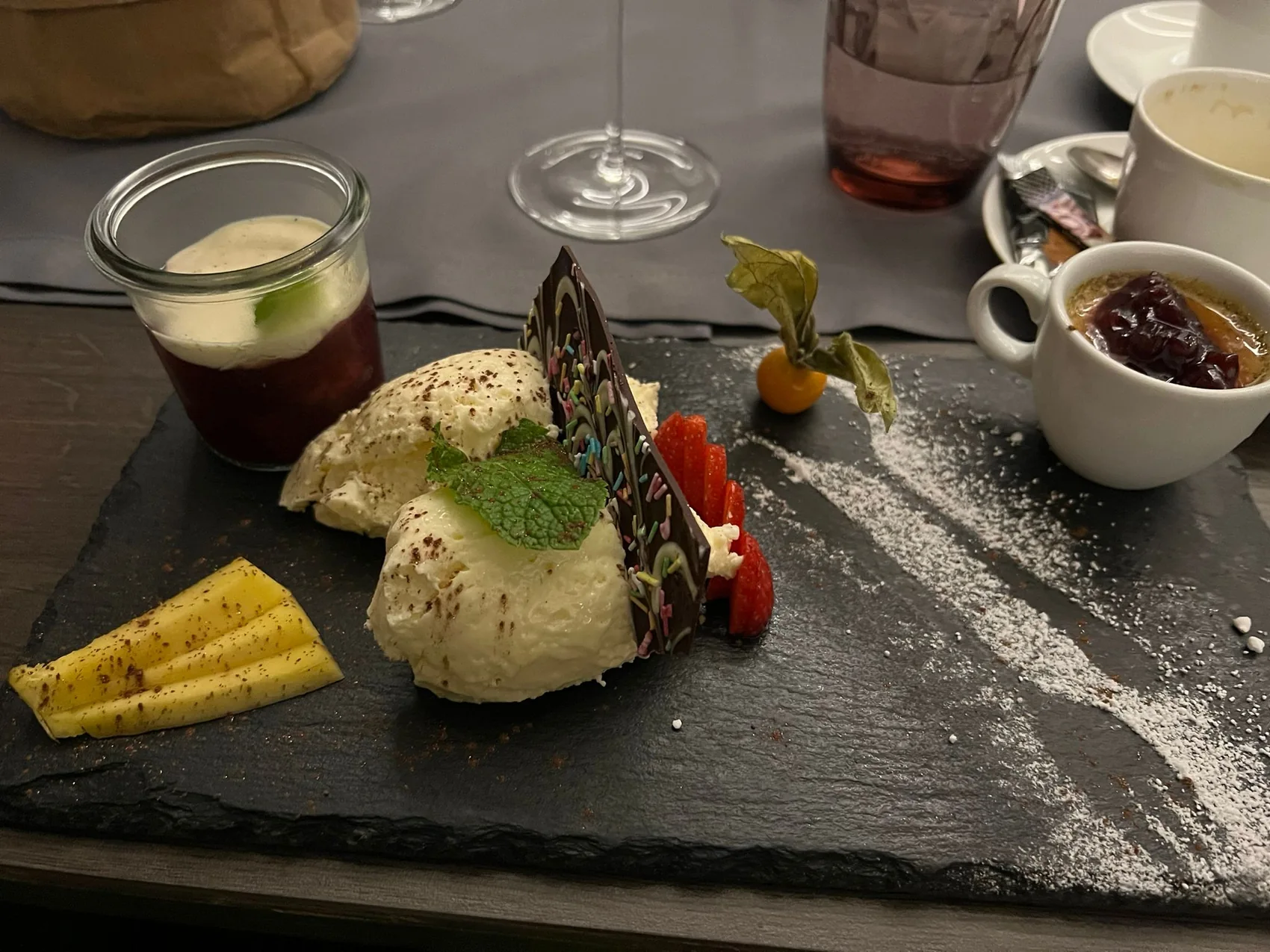 Liebevoll angerichtete Dessertkomposition mit Früchten