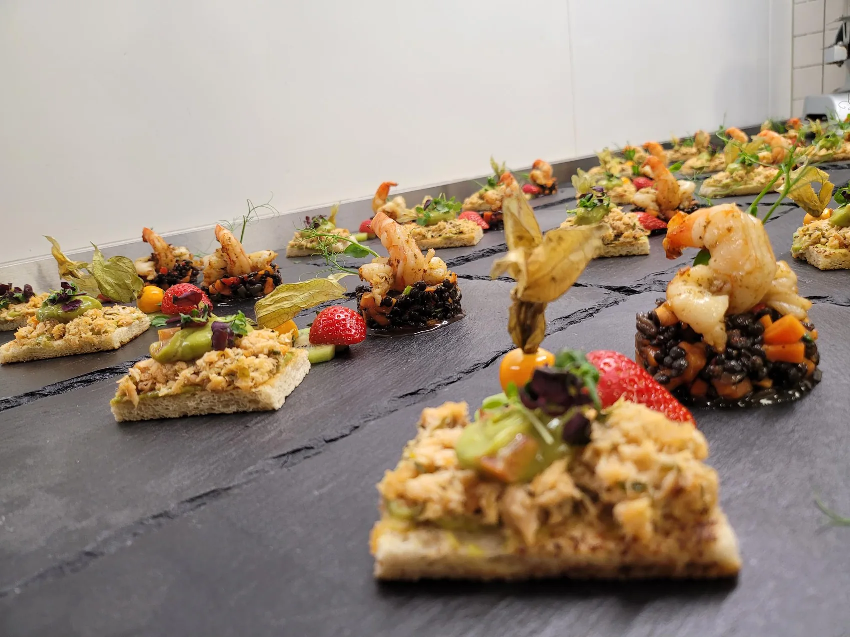 Fein angerichtetes Fingerfood von Rohlfing Foodexperience auf Schieferplatten
