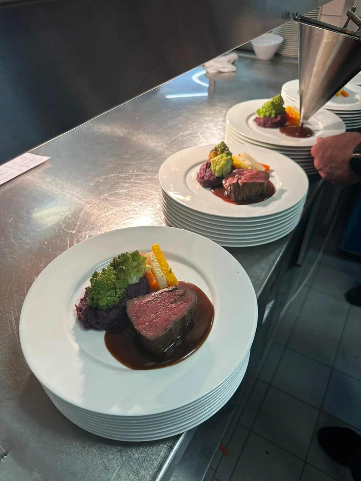 Sorgfältig angerichteter Hauptgang aus der Cateringküche