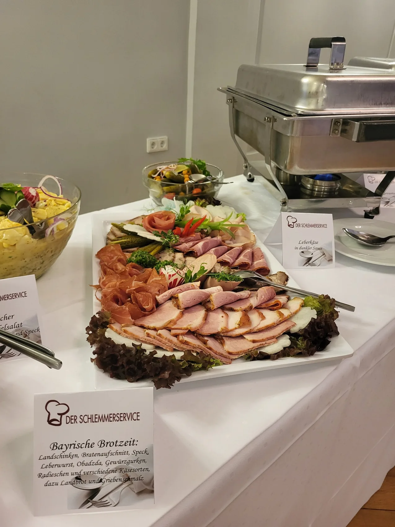 Klassisches Buffet mit Platten und verschiedenen Speisen