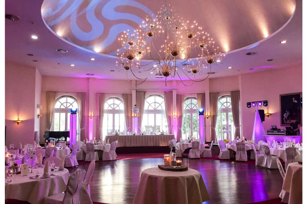 Scala im Victoria Hotel Minden – festlich eingedeckter Ballsaal mit Kronleuchter